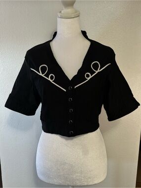 Boulevard Nights Black Cropped V-Neck Button Front Embroidered Cap Blouse Size M